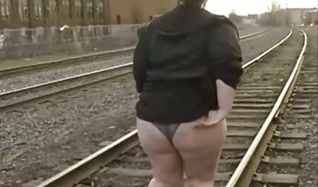Miehet viettävät typerää seksifilmejä blondia.