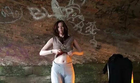 Hellä tyttö haluaa pornoa tyttöystävän ilmaista pillua kanssa.