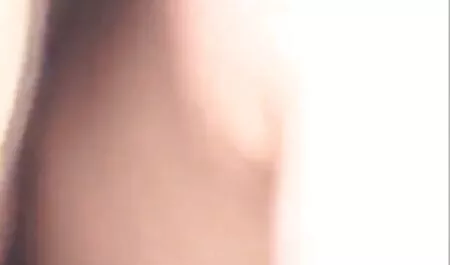 Kaksi tyttöä kiusaa pillua ilmaiseksi miestä, jolla on penis.