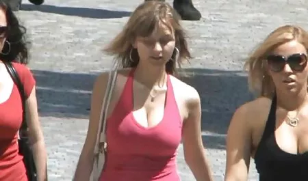 Blondi antoi harrastaa ilmainen pillu seksiä hyvän miehen kanssa.