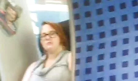 Chick on samaa mieltä tarkastajan kanssa karvaisia pilluja toisella puolella sänkyä.