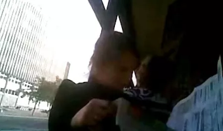 Samassa sängyssä ystävän ja seksifilmejä isäntänsä kanssa