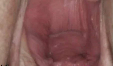 Ylellinen brunette, mukana mies. pienet pillut