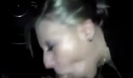Miehellä mummo pillu on tyttö luonnossa ja autossa.