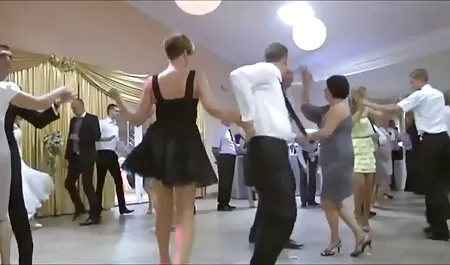 Kaunis nuori nainen, blondi, joka olet ympäri ilmaista pillua taloa.