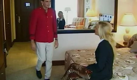 Tyttö pitää hauskaa ilmaisia pilluvideoita poikaystäviensä kanssa.