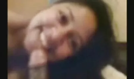 Vanha nuori pilluvideo tiukka pitämällä kätensä pelata