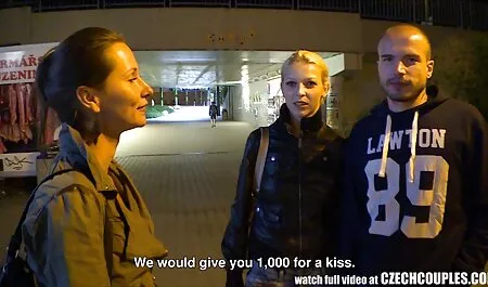 Ruskettuneet isot miehet lihavia pilluja hierovat