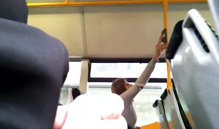 Riisuudu ensin ja pillu filmit nosta sitten.