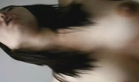 Tatuoitu mies lähestyy ystävää kiimainen pillu ja veljenpoikaa.