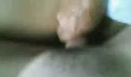 Valkohiuksinen nainen tekee miellyttävän miehen, jolla on pieni pillua penis.