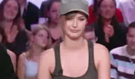 Istuin tyynylle pilluja videot ja masturboin.