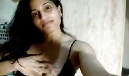 Muutama tekee elokuvan kotona mature pillu huoneessa kauniina.