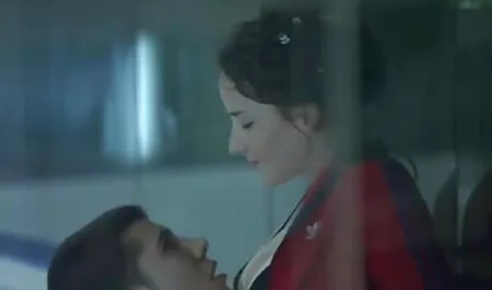 Pupa nolostuu pilluvideo harrastaessaan seksiä.