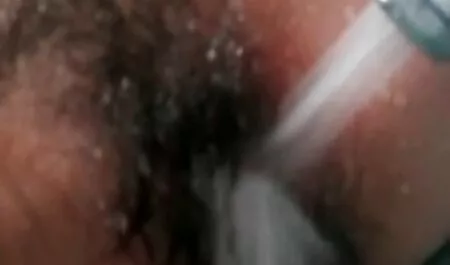 Henkilö, joka tapaa pilluvideo kaksi murjottavaa tyttöä.
