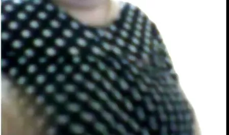 Tyttö pieni pillu kokeilee paljon seksivoidetta.
