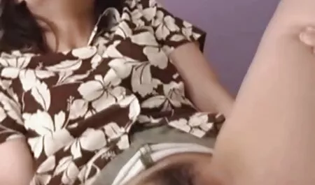 Mies pakotti porno vanha nainen itsensä kahden laihan tytön kanssa.