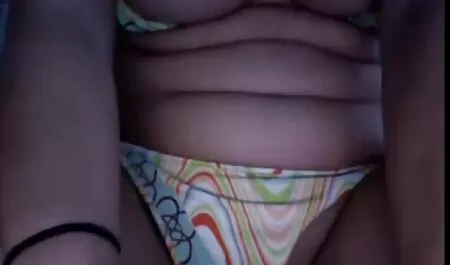 Hän pilluvideo puhkeaa Orgasmi