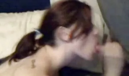 Kaksi kaunista tyttöä kypsät pillut seksiä miehen kanssa